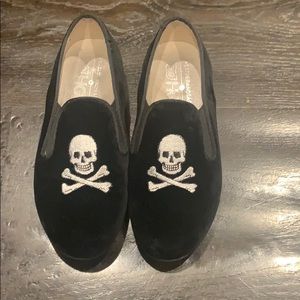 Kids black velvet loafers with skull detail.
